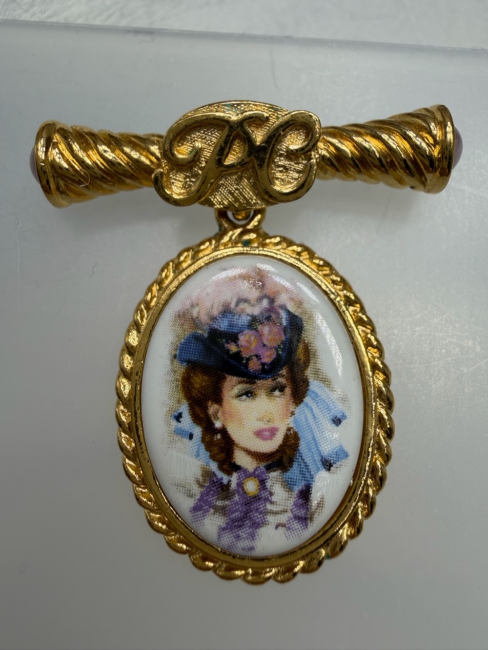 Avon Presidents Club Portrait Brooch Pin with Purple Accents 1995 #22SB - Picture 2 of 3